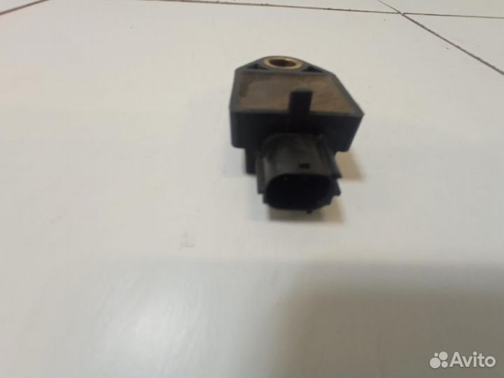 Датчик бокового удара Toyota Avensis T250 ZZT251L