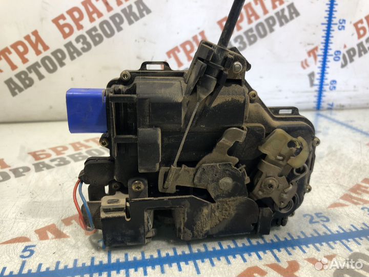 Шкода Фабия Замок передней двери Прав