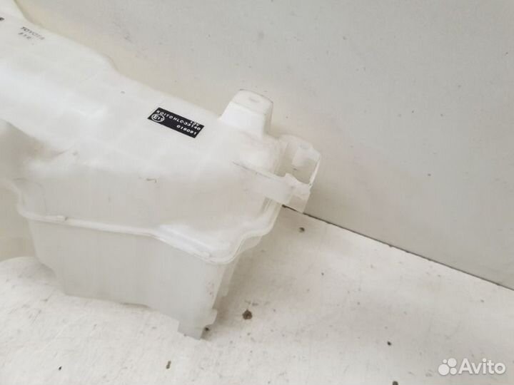 Бачок омывателя Toyota Hilux 8 2015