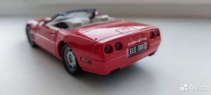 Модель автомобиля 1/24 Chevrolet Corvette 1995
