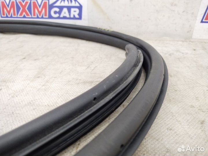 Уплотнитель проёма двери передний правый Mazda