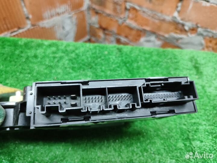 Моторчик стеклоподъемника передний правый Touareg