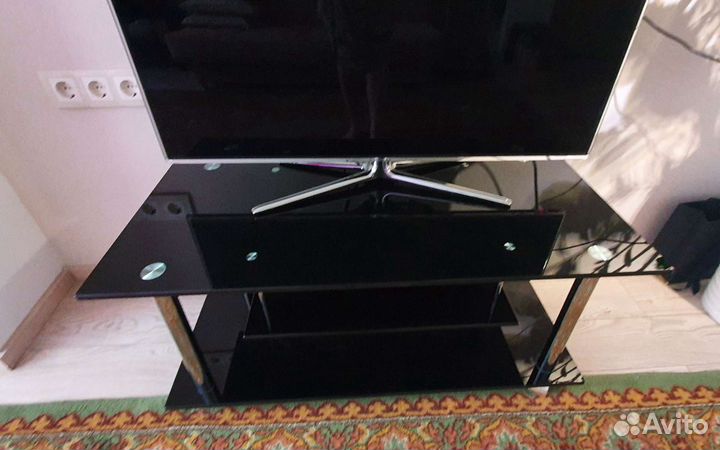 Стеклянная тумба под тв