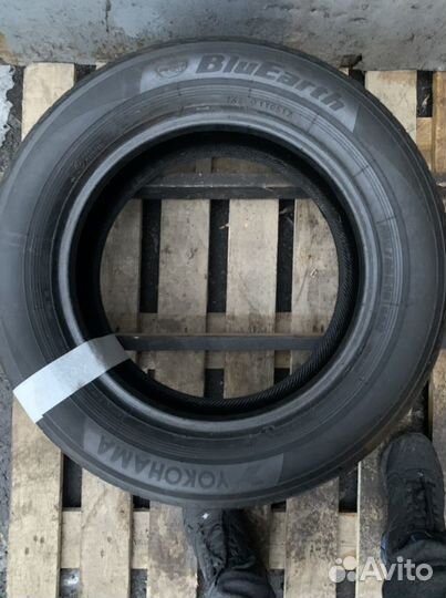 Yokohama BluEarth AE01 215/60 R16