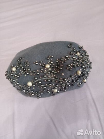 Берет фетровый с украшением из бусин