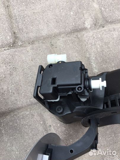 Крышка лючка бензобака Опель Астра J Джей