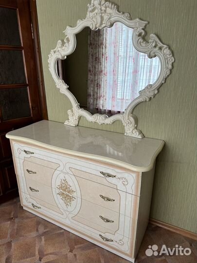 Комод с зеркалом