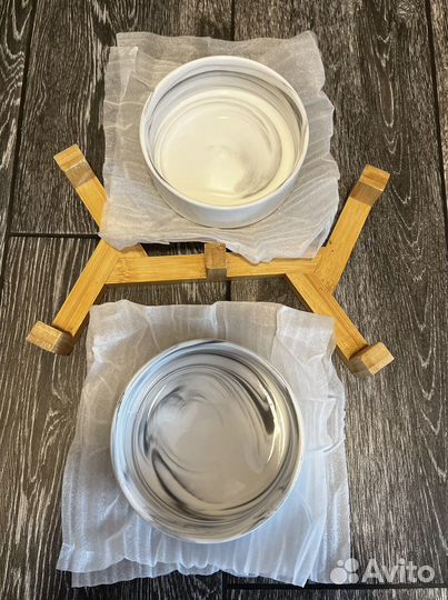 Керамические миски на подставке и лакомства