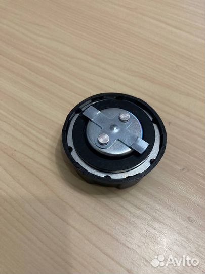 8692888 S40,S60,S80,XC90 Крышка горл. с прокладкой