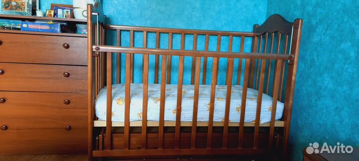 Детская кроватка с продольным маятником
