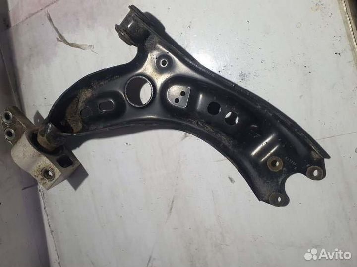 Рычаг подвески нижний правый Volkswagen Tiguan