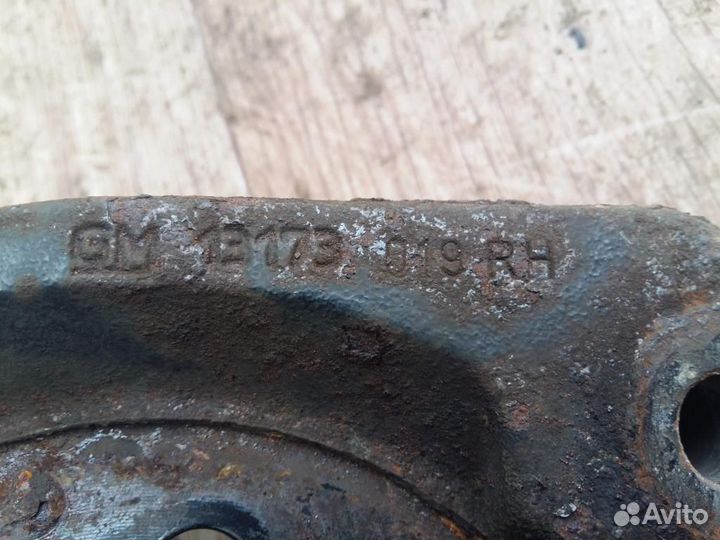 Щит опорный задний правый Opel Astra H 2004-2014