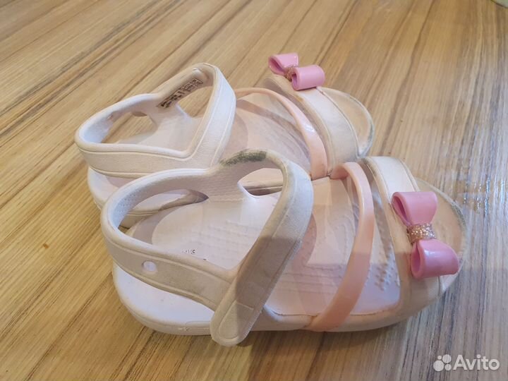 Босоножки для девочки crocs