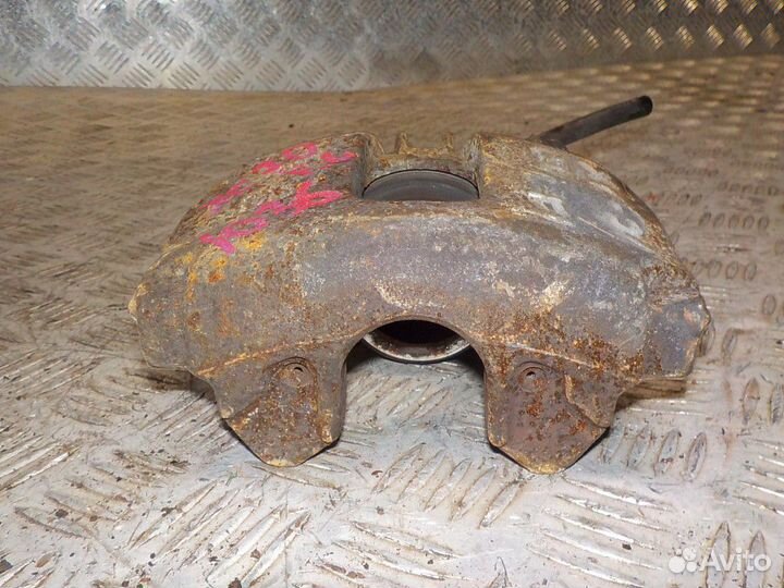 Суппорт передний левый Volvo XC70