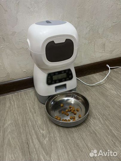 Автоматическая кормушка для кошек и собак