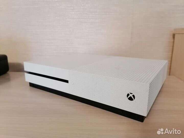 Xbox One S 1Tb +игры