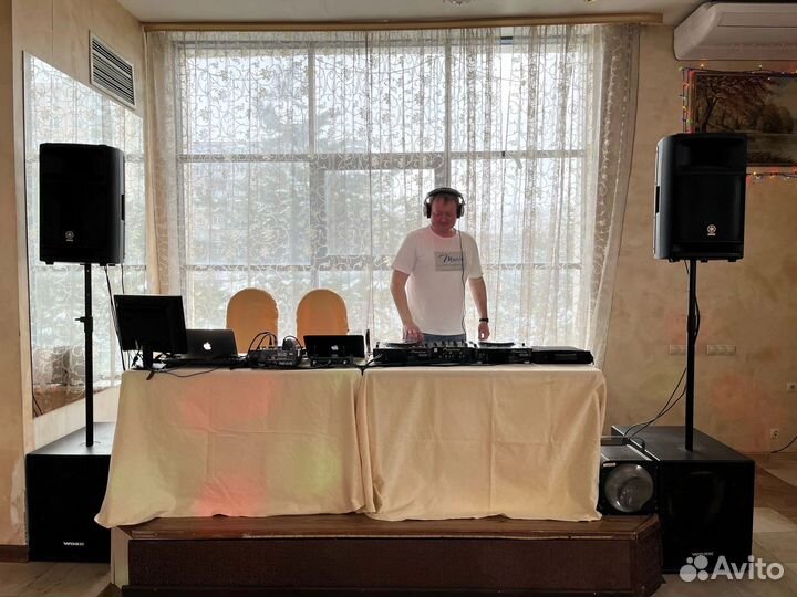 Диджей с оборудованием