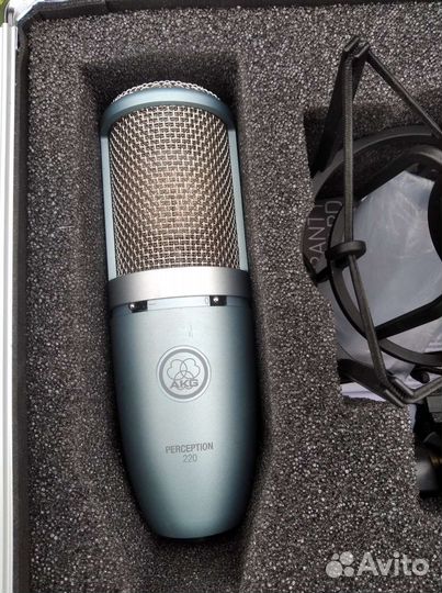 Студийный микрофон akg р220