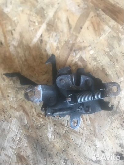 Замок капота задний Toyota Corona AT190 3SFE