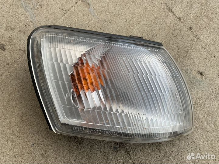 Поворотник передний правый Toyota Carina E