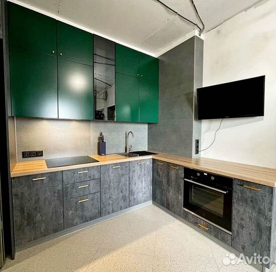 Угловая тёмно-зелёная кухня в стиле 