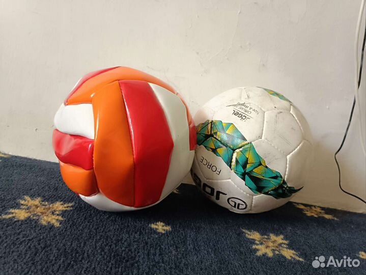 Футбольный и волейбольный мячи