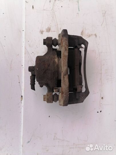 Суппорт тормозной передний левый Mitsubishi Galant