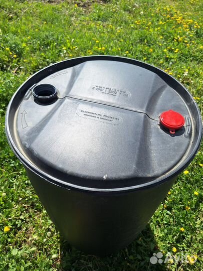 Пластиковые бочки, черные