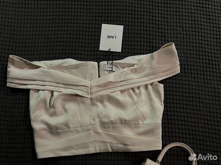 Бежевый атласный топ lime с открытыми плечами