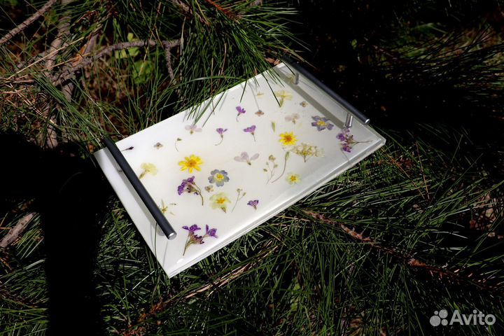 Поднос из эпоксидной смолы с сухоцветами