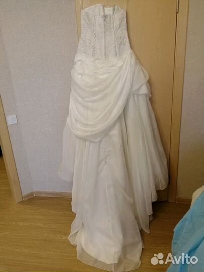 Свадебное платье со шлейфом