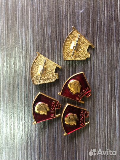 Продаю значки комсомольской организации