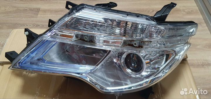 Фара левая Nissan Serena 100-23683