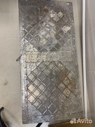 Сундук старинный