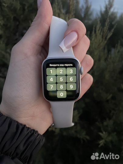 Apple Watch SE 44mm серебристый