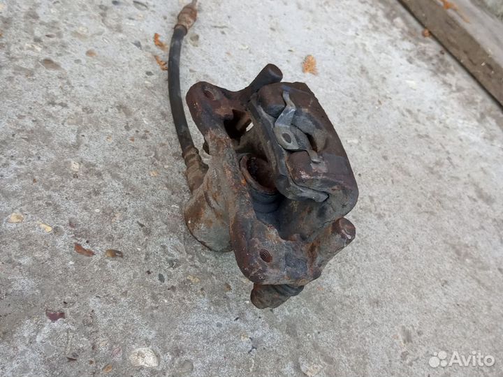 На Митсубиси Лансер 9 суппорт тормозной