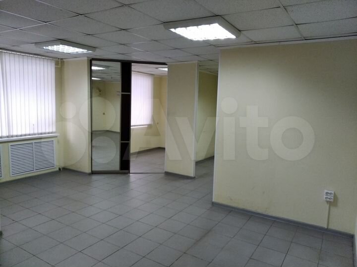 48.5 м² на 1 этаже рядом с входом. Рабочее место