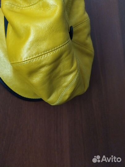 Кожаная женская кепка