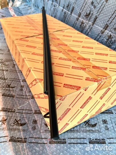 Молдинг двери задний правый Toyota Rav4 XA50