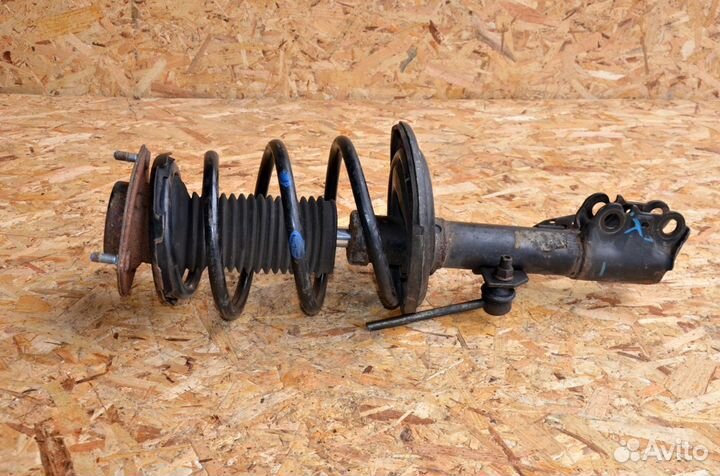 Стойка амортизатора передняя правая Toyota Camry