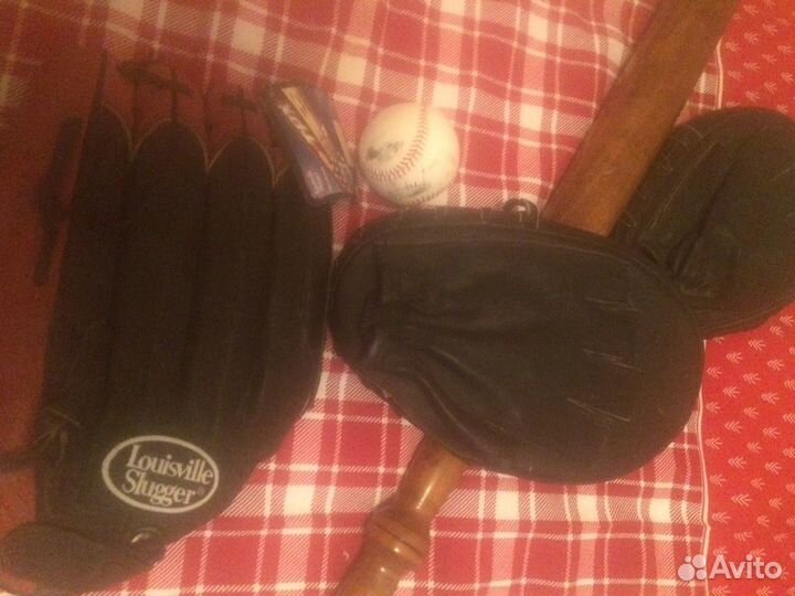 Бейсбольные бита, лапа, перчатки, мяч