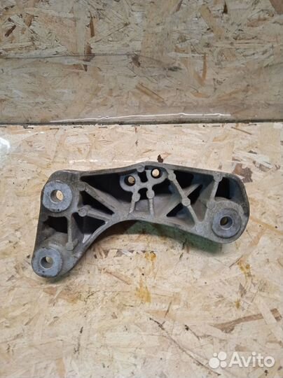 Кронштейн кпп левый Chevrolet Cruze