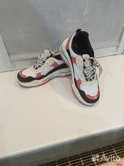 Кроссовки женские