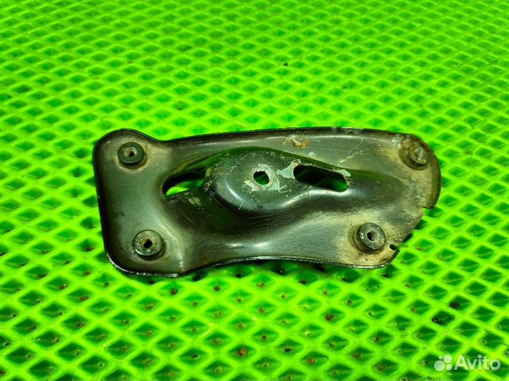 Кронштейн переднего крыла левый skoda Octavia A5