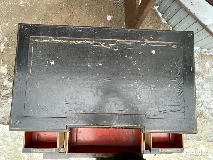 Антикварный письменный стол на резных ножках 107см