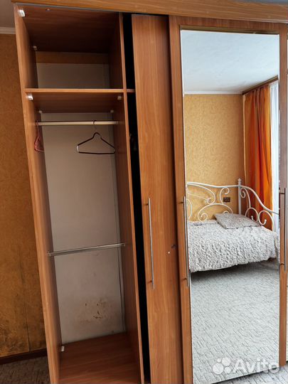 Большой шкаф купе с зеркалами б/у