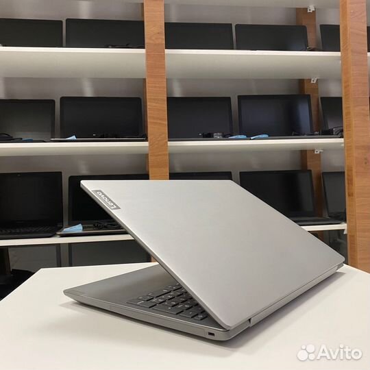Ноутбук Lenovo 2022 года