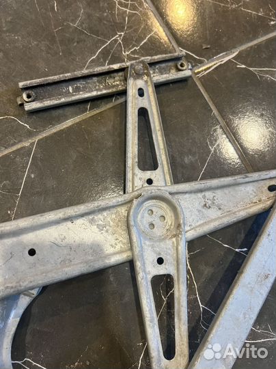 Стеклоподъемник передний R Toyota Corolla ZZE 120