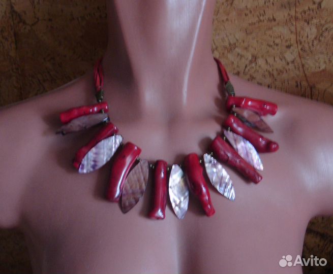 Колье из натуральных кораллов и перламутра