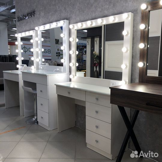 Туалетный столик визажиста с гримёрным зеркалом